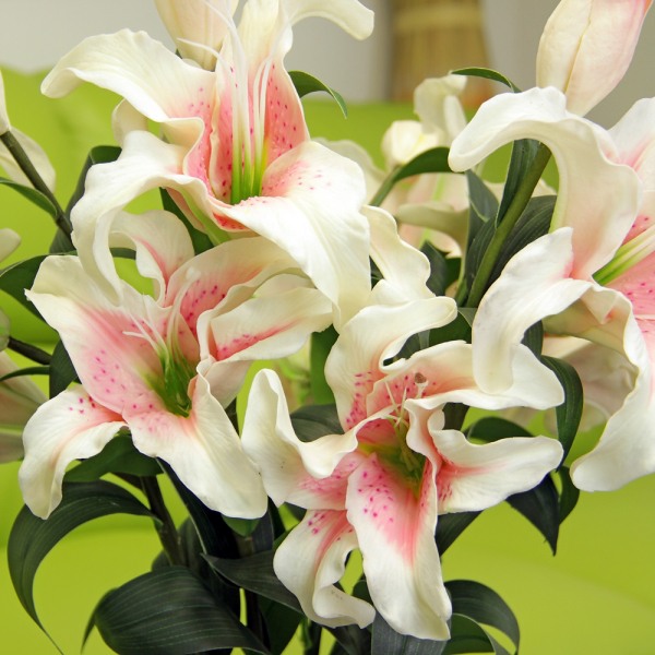 Artificial Flowers The Myths The Materials And The Advantages